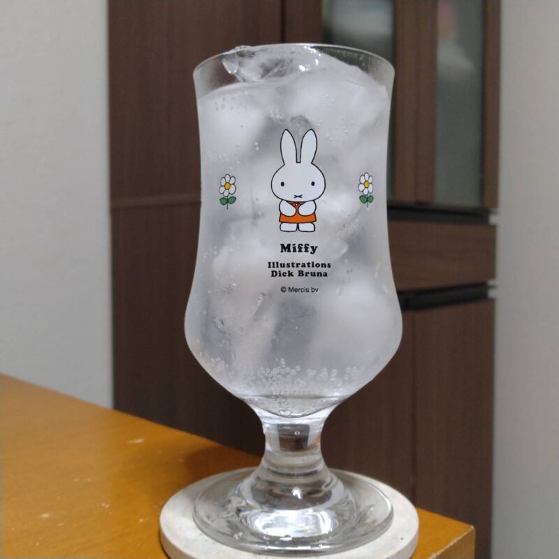 グラスに注いだサントリー-196無糖〈河内晩柑&みかん&グレフル〉