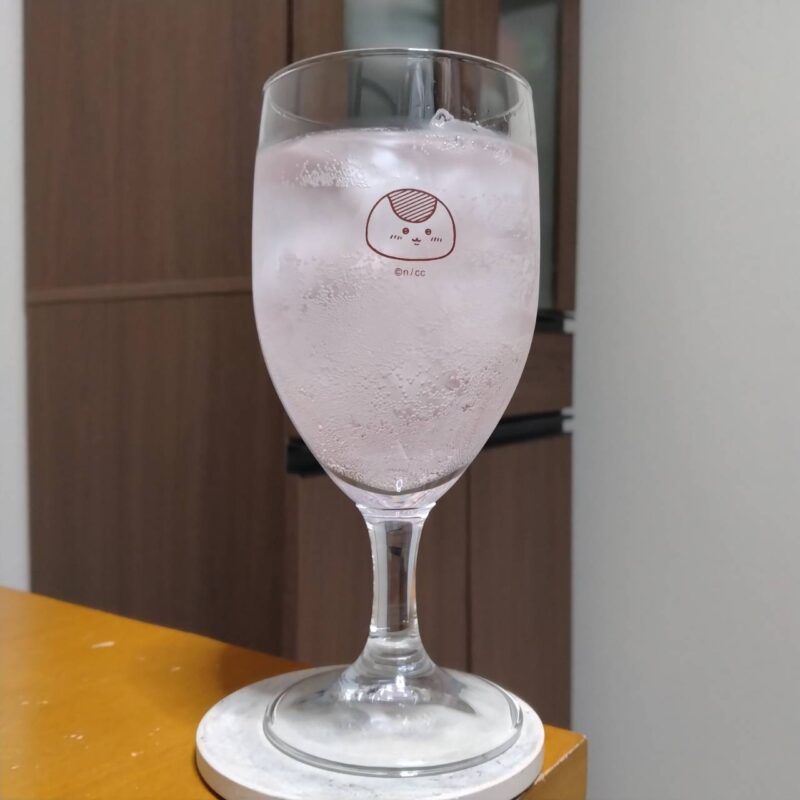 グラスに注いだサントリー－196(イチキューロク)無糖〈ダブル赤ぶどう×ダブル白ぶどう〉