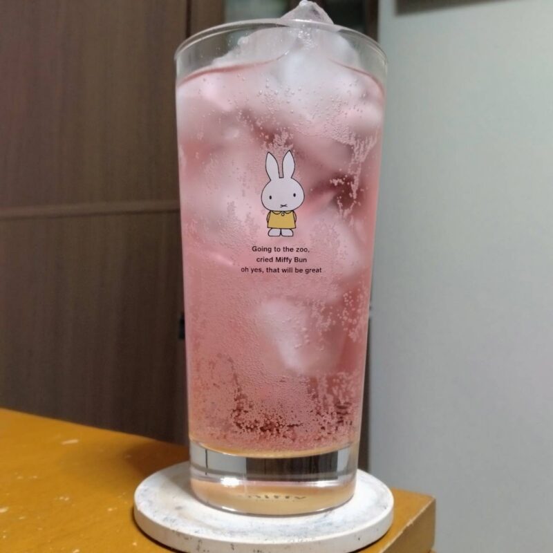 グラスに注いだサントリーほろよい〈ウィンターベリー〉