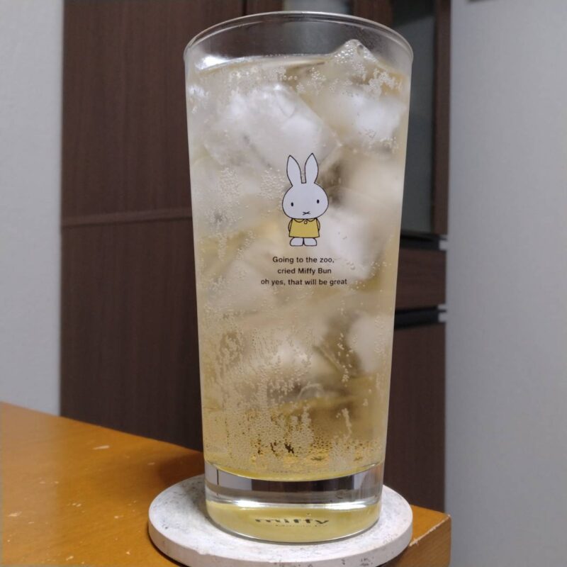 グラスに注いだサントリー角ハイボール缶