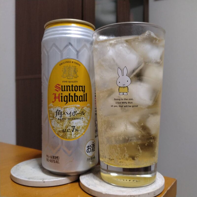 サントリー角ハイボール缶とグラスに注いだサントリー角ハイボール缶