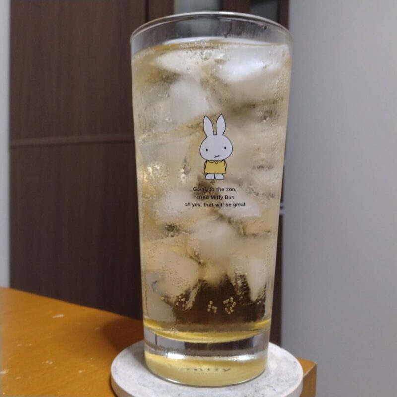 グラスに注いだサントリー角ハイボール〈濃いめ〉