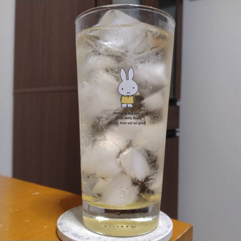 グラスに注いだサントリー白角ハイボール缶