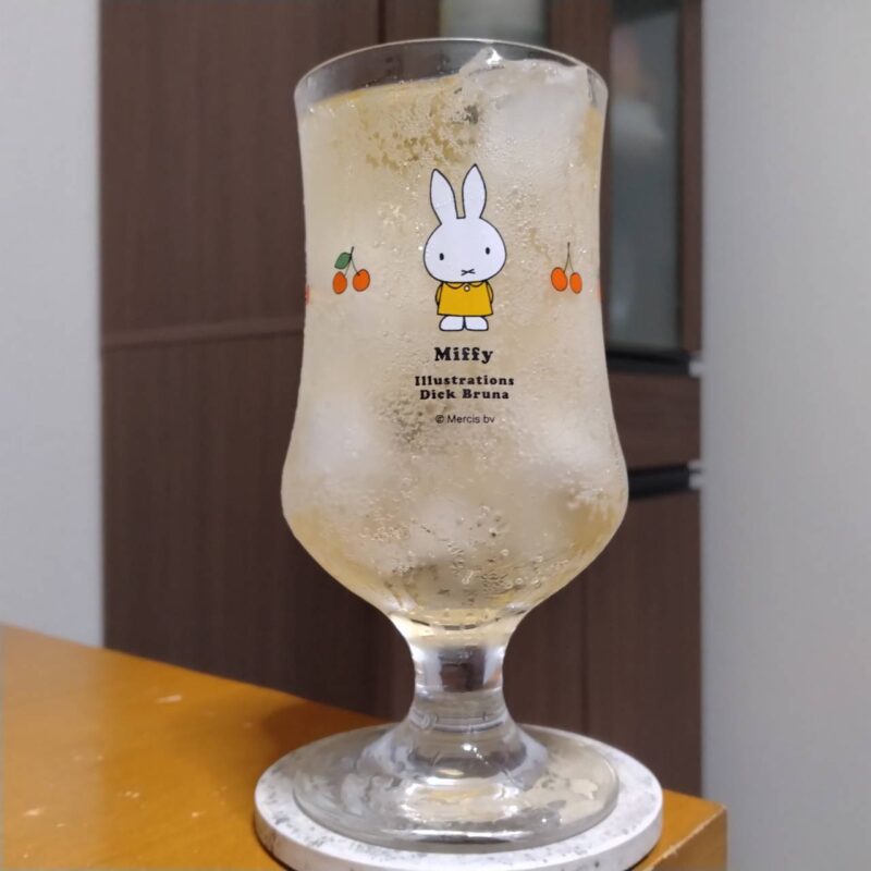 グラスに注いだ都光ロッホローモンドシグネチャーハイボール缶