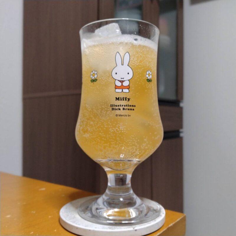 グラス注いだ富永貿易100%カジューハイ爽やかパインミックス