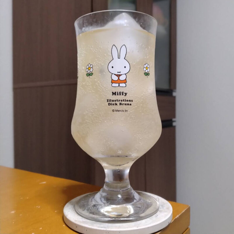 グラスに注いだ富永貿易100%カジューハイすっきりピーチ