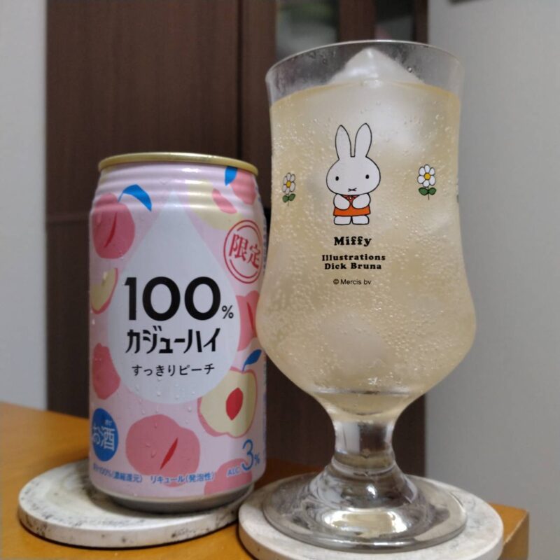 富永貿易100%カジューハイすっきりピーチとグラスに注いだ富永貿易100%カジューハイすっきりピーチ