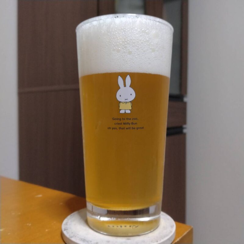 グラスに注いだヤッホーブルーイングバクの初夢2026