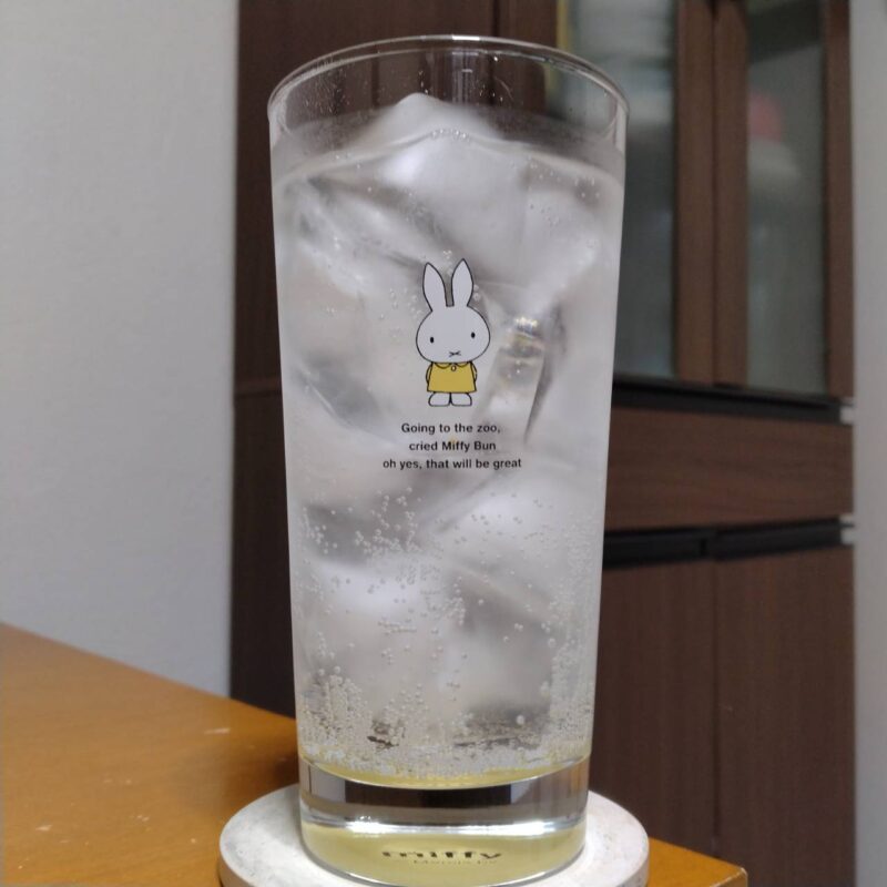 グラスに注いだイオンTVBPまる搾りレモン