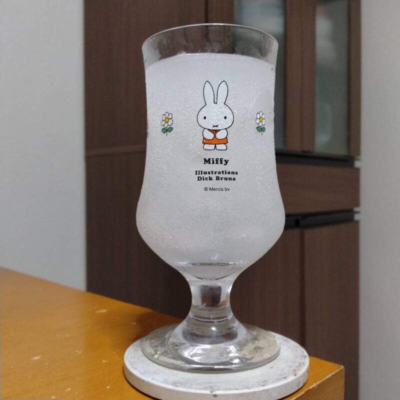 グラスに注いだアサヒSlatアロエ＆ホワイトサワー