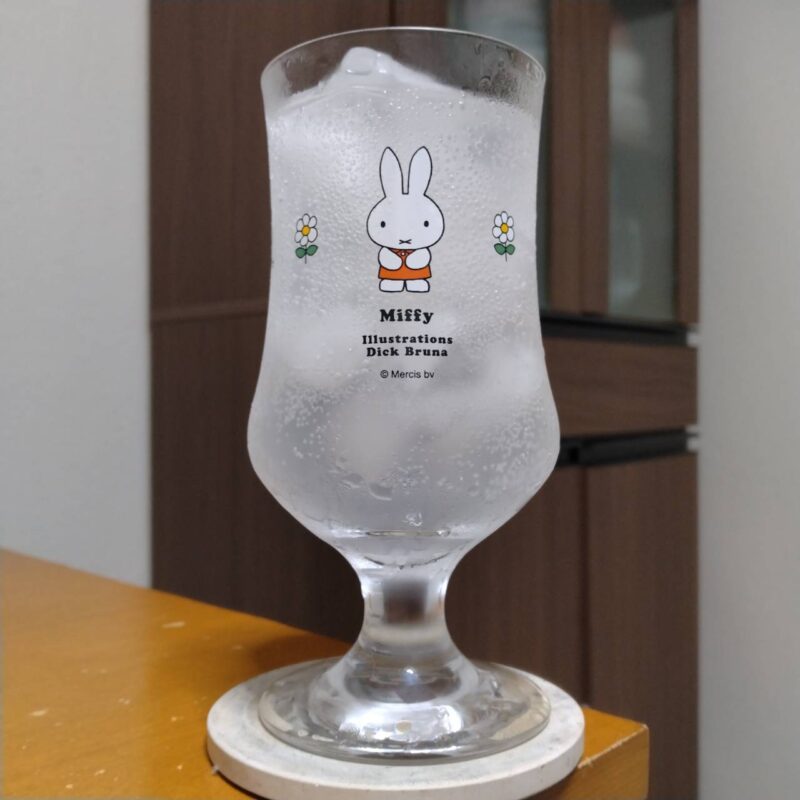 グラスに注いだアサヒSlatシャルドネサワー