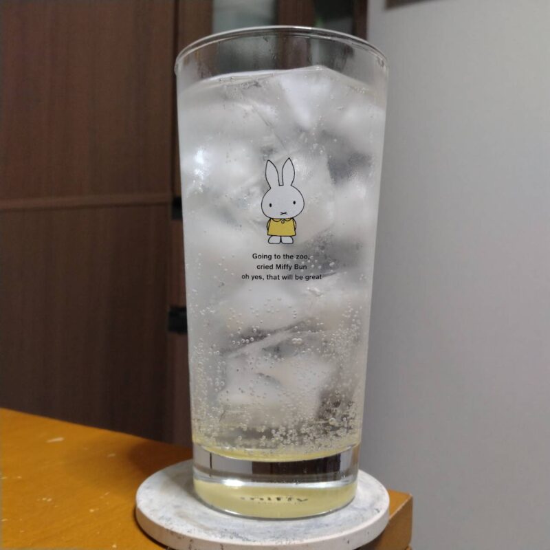 グラスに注いだアシードマルエツ限定STRONGグレープフルーツCHU-HI