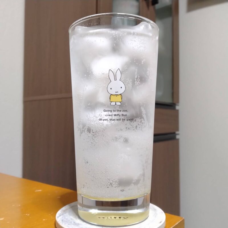 グラスに注いだアシードマルエツ限定STRONGレモンCHU-HI