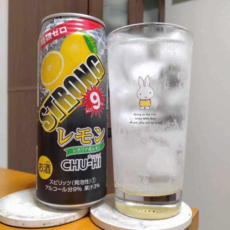 アシードマルエツ限定STRONGレモンCHU-HIとグラスに注いだアシードマルエツ限定STRONGレモンCHU-HI