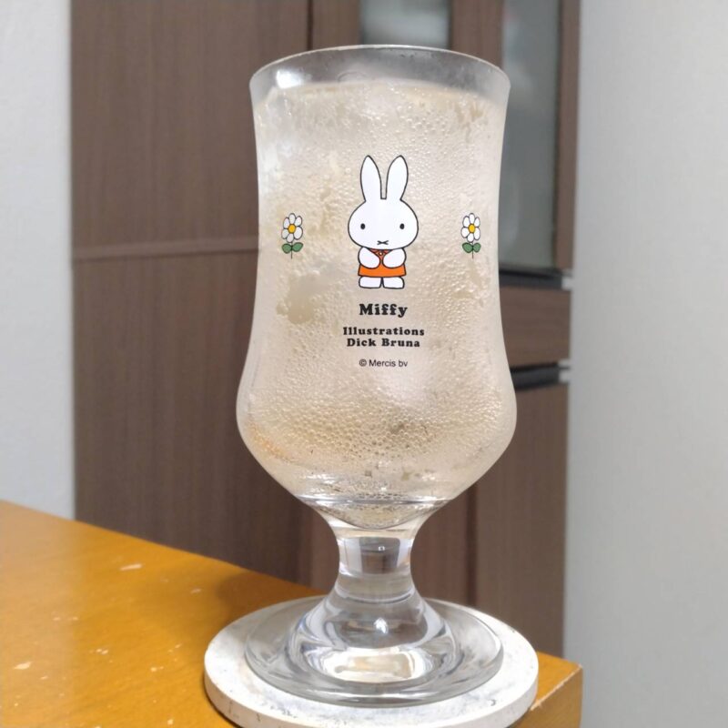 グラスに注いだ徳岡ファミリーマート限定ウルフギャングハイボール(2026年度版)