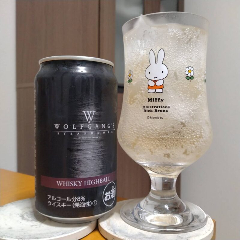 徳岡ファミリーマート限定ウルフギャングハイボール(2026年度版)とグラスに注いだ徳岡ファミリーマート限定ウルフギャングハイボール(2026年度版)