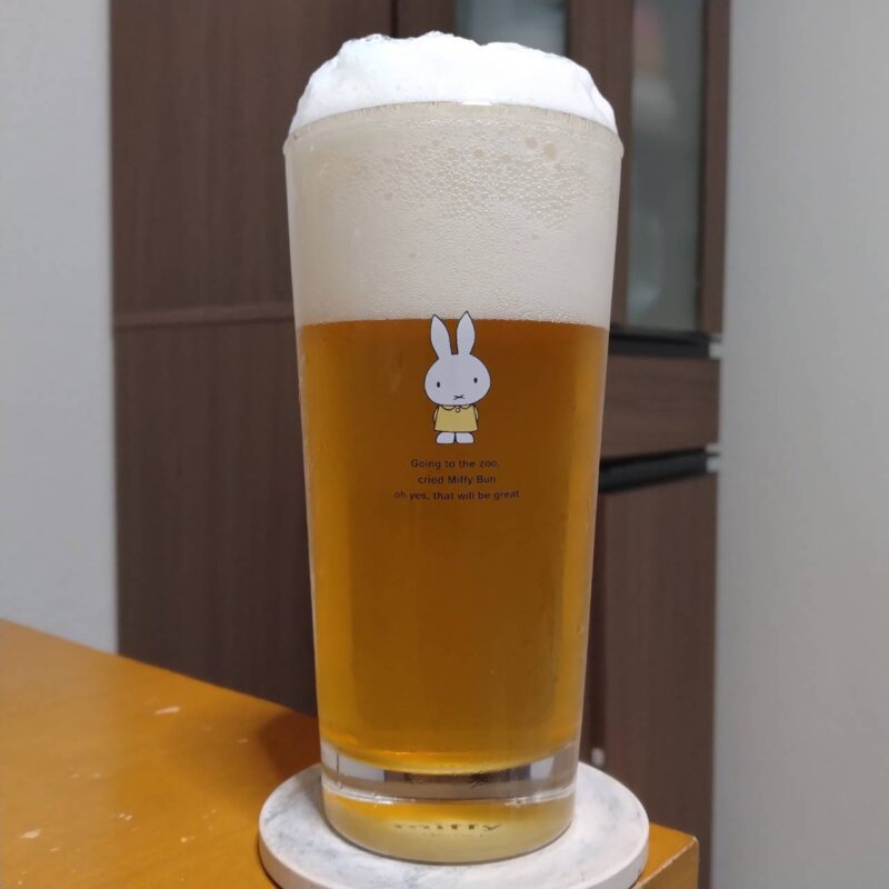 グラスに注いだコエドブルワリー白舞-Shirogamau-