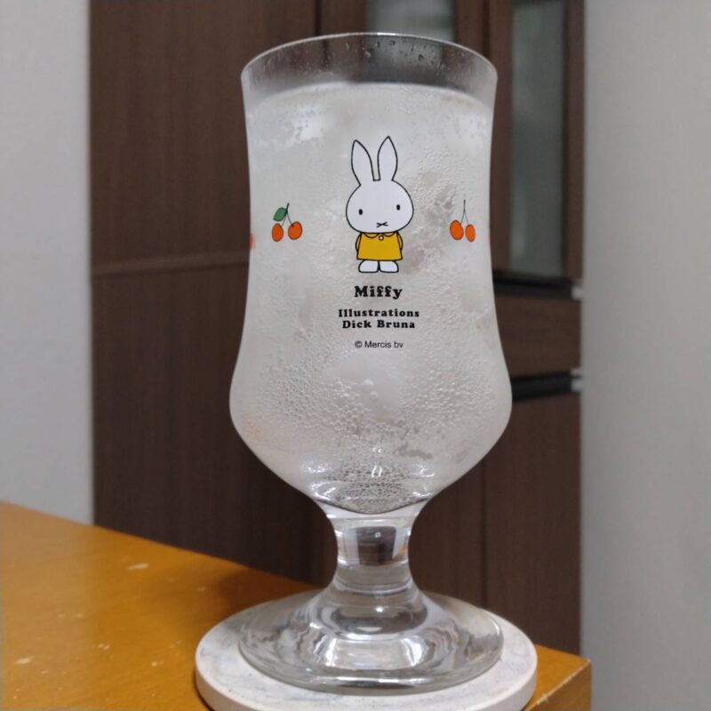 グラスに注いだ三和酒類iichiko SPECIAL HIGHBALL