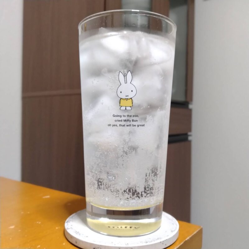 グラスに注いだキリン氷結®無糖シャルドネALC.7％（期間限定）