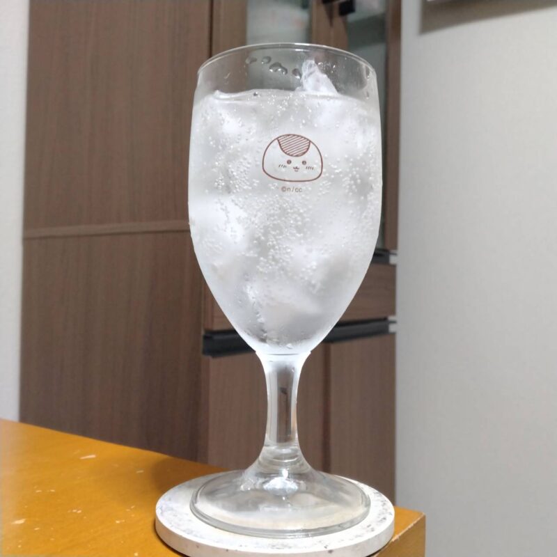 グラスに注いだキリン麒麟特製アップルサイダーサワー