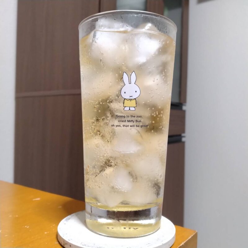 グラスに注いだくらしモアハイボール