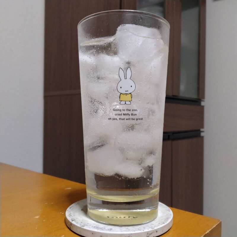 グラスに注いだ業務スーパーチューハイウメ