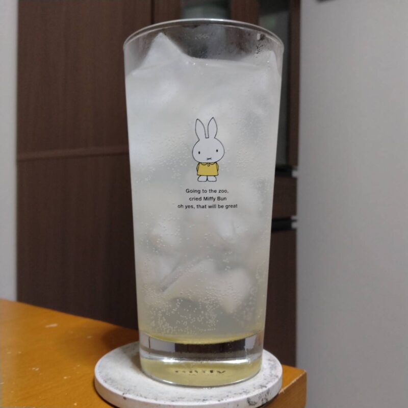 グラスに注いだサッポロファミリーマート限定「サッポロ21時のレモネードサワー」