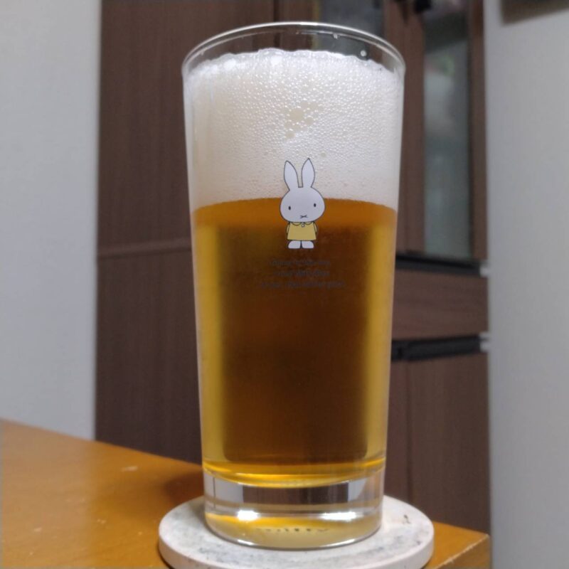 グラスに注いだサッポロ生ビール黒ラベル