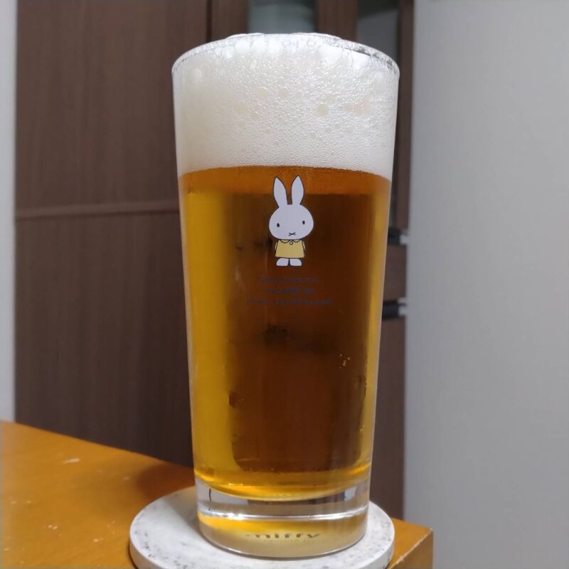 グラスに注いだサッポロビールヱビスビール「福ヱビス」缶