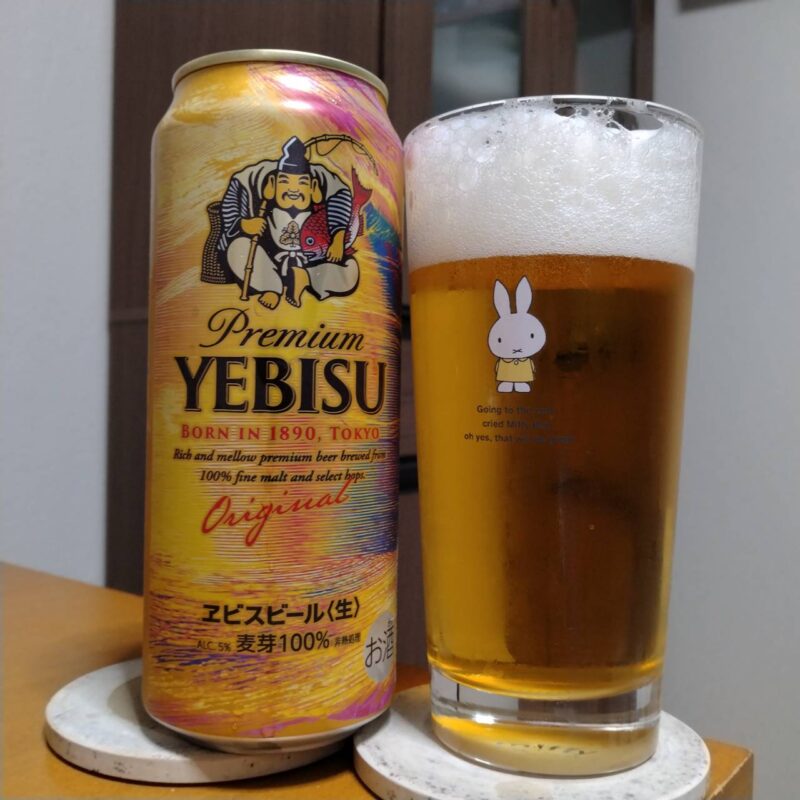 サッポロビールヱビスビール「福ヱビス」缶とグラスに注いだサッポロビールヱビスビール「福ヱビス」缶