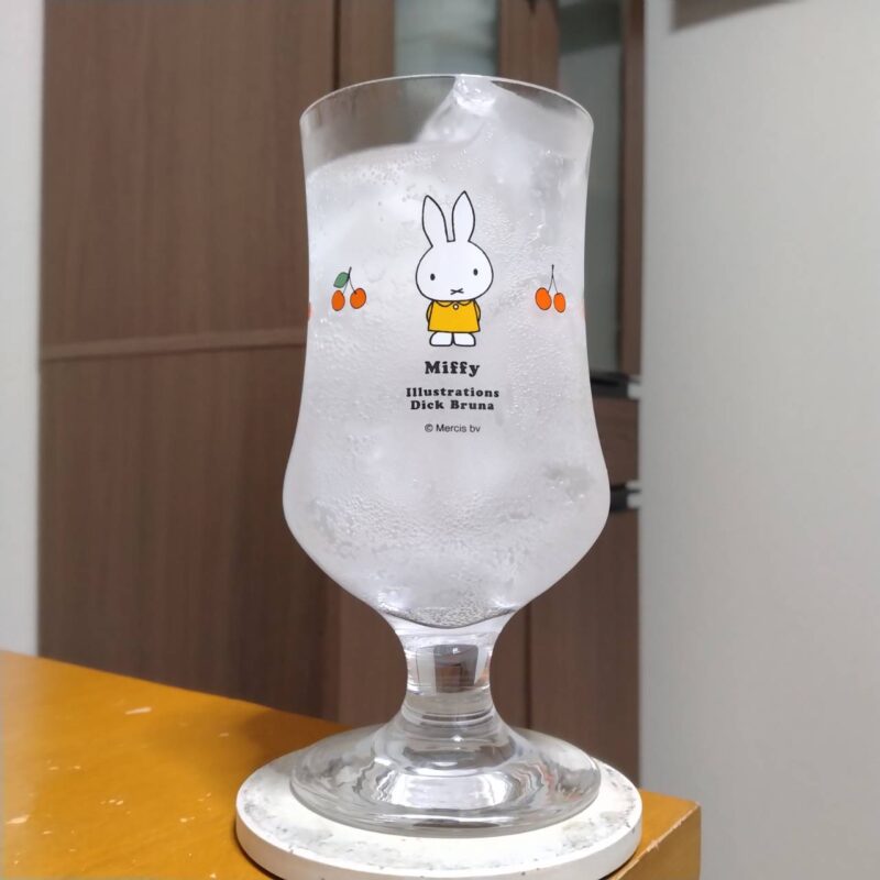 グラスに注いだサントリーほろよい〈白桃とみかん〉