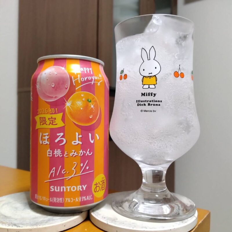 サントリーほろよい〈白桃とみかん〉とグラスに注いだサントリーほろよい〈白桃とみかん〉