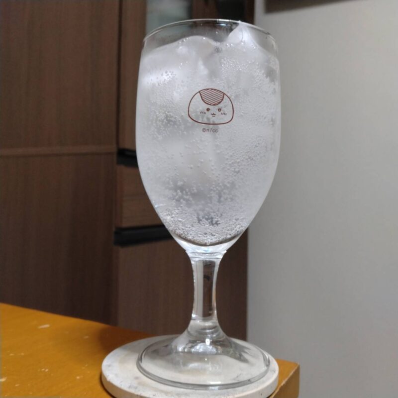 グラスに注いだサントリーほろよい〈シャインマスカット〉