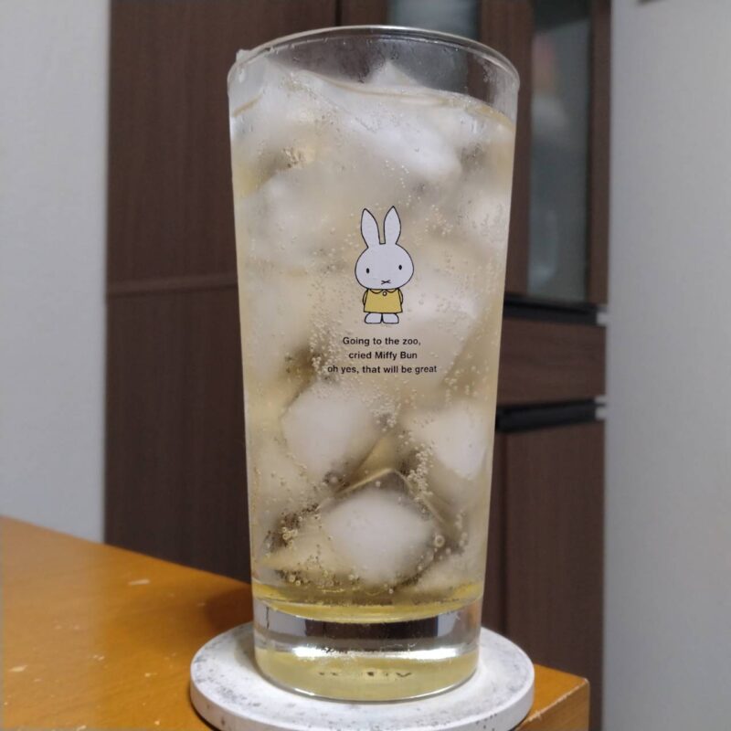 グラスに注いだサントリー角ハイボール缶春限定デザイン缶