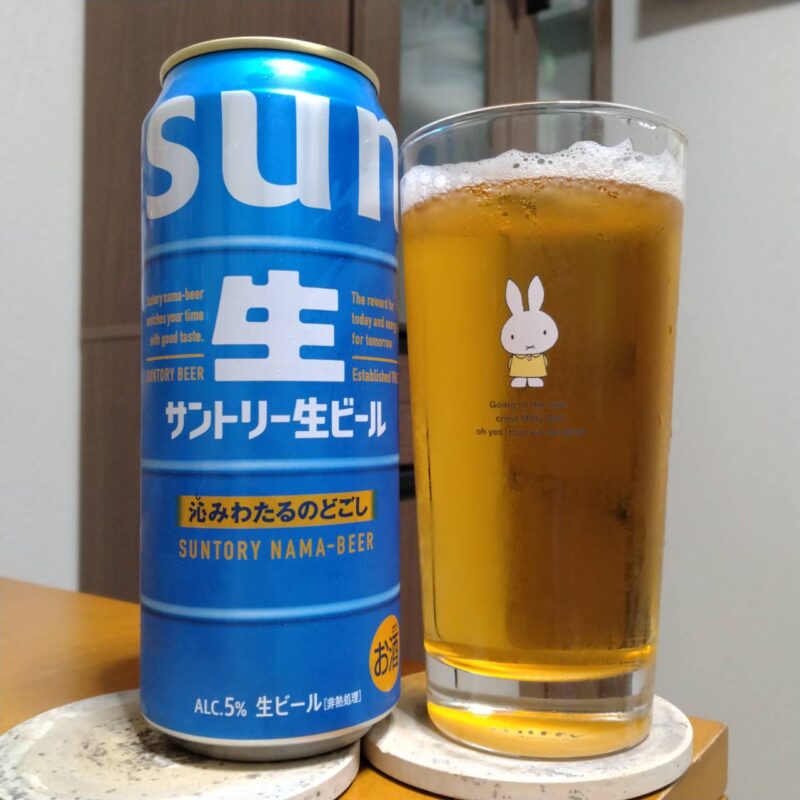  サントリー生ビールリニューアル版とグラスに注いだ サントリー生ビールリニューアル版