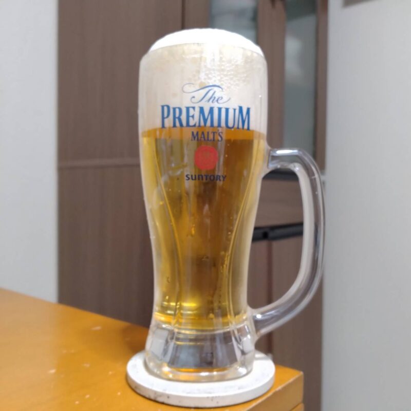 グラスに注いだサントリーザ・プレミアム・モルツ〈初仕込〉