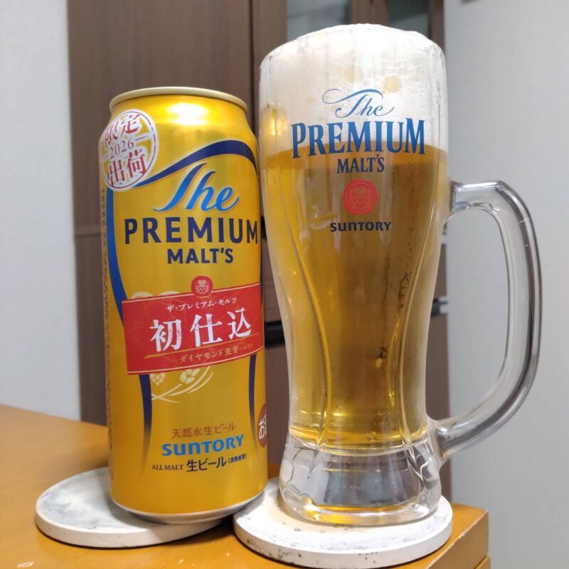 サントリーザ・プレミアム・モルツ〈初仕込〉とグラスに注いだサントリーザ・プレミアム・モルツ〈初仕込〉