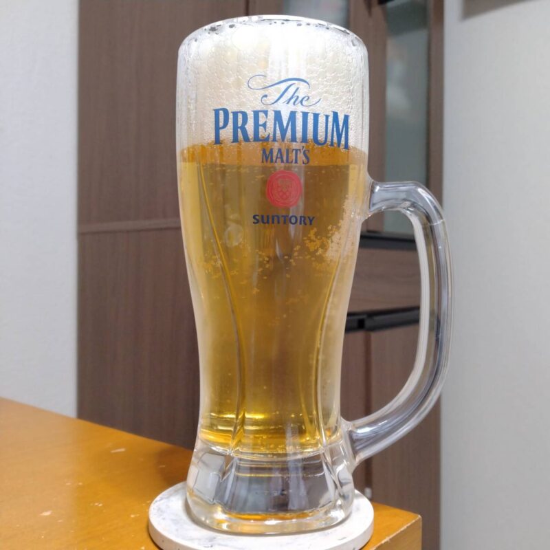 グラスに注いだサントリー・ザ・プレミアム・モルツ