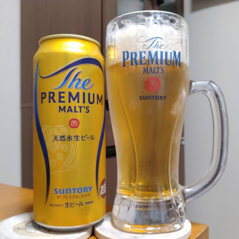サントリー・ザ・プレミアム・モルツとグラスに注いだサントリー・ザ・プレミアム・モルツ