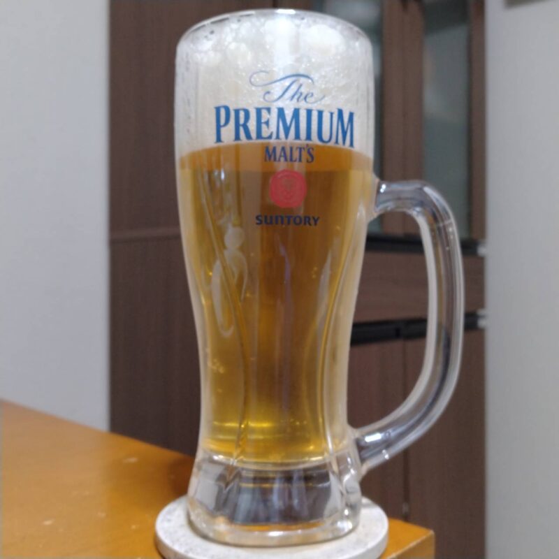  サントリーザ・プレミアム・モルツ〈〈ジャパニーズエール〉香るエール〈干支デザイン缶（午歳）〉とグラスに注いだ サントリーザ・プレミアム・モルツ〈〈ジャパニーズエール〉香るエール〈干支デザイン缶（午歳）〉