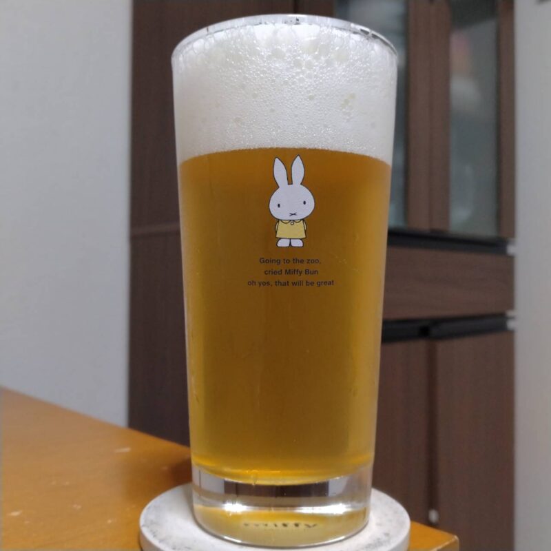 グラスに注いだ横浜ビール WINTER SPARKLE YOKOHAMA