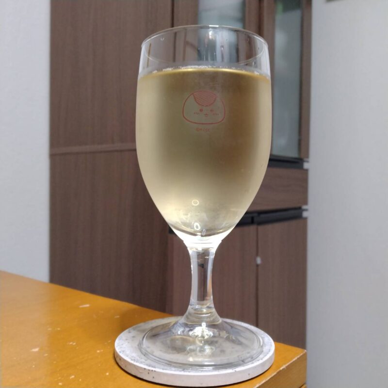 グラスに注いだアサヒアルパカ・シャルドネ・セミヨン