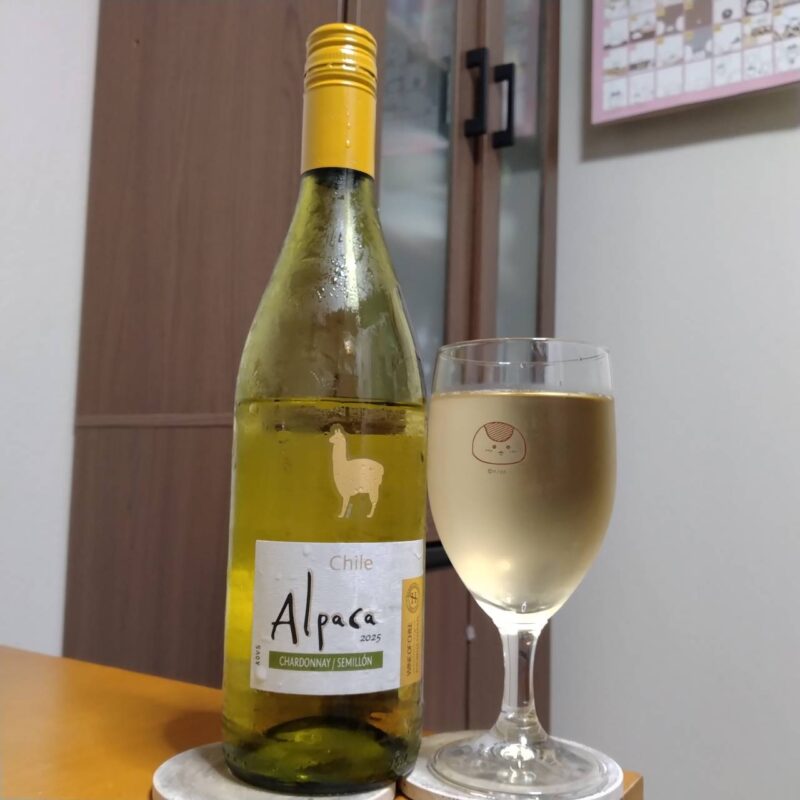  アサヒアルパカ・シャルドネ・セミヨンとグラスに注いだ アサヒアルパカ・シャルドネ・セミヨン