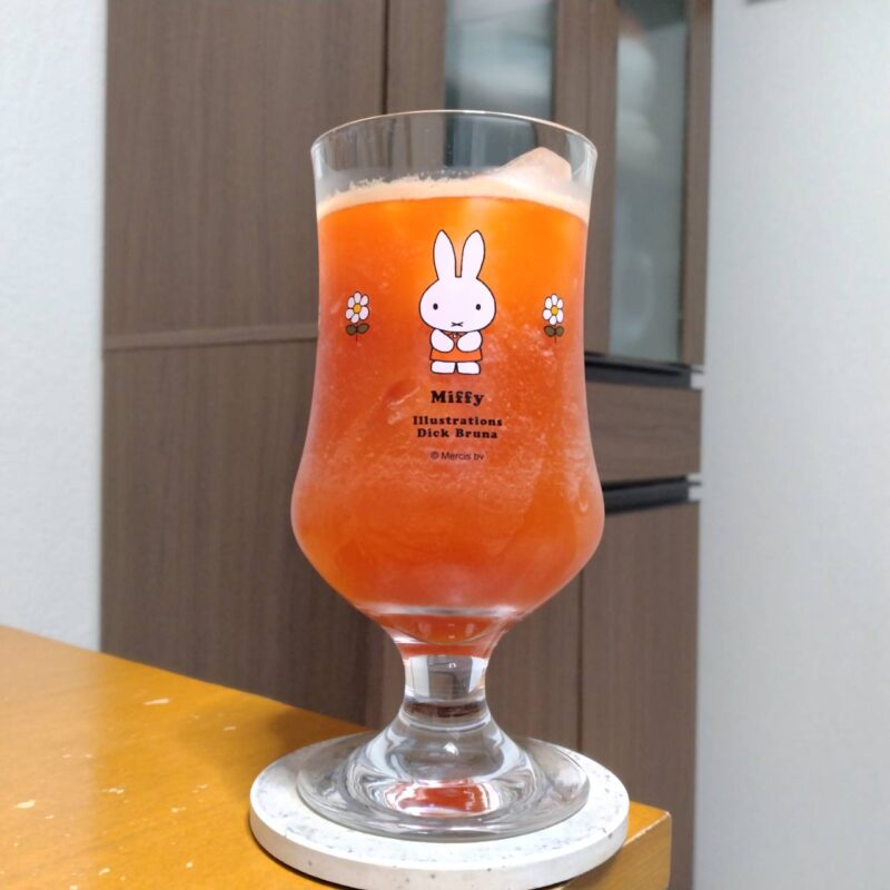 グラスに注いだブラッドオレンジ・ヴィタ・ヴィーノ