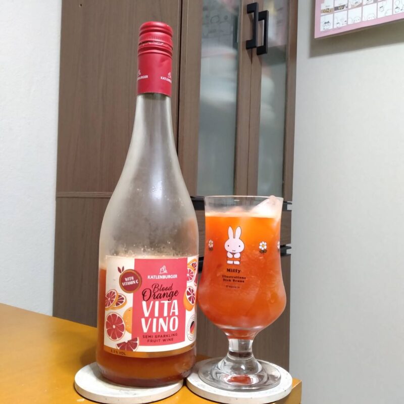 ブラッドオレンジ・ヴィタ・ヴィーノとグラスに注いだブラッドオレンジ・ヴィタ・ヴィーノ