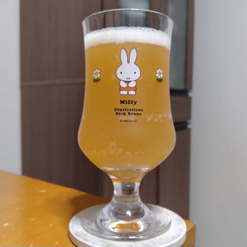 グラスに注いだBREW DOG HAZY JANE