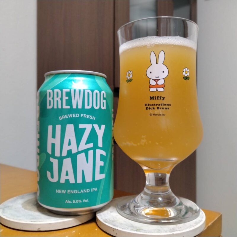 BREW DOG HAZY JANEとグラスに注いだBREW DOG HAZY JANE