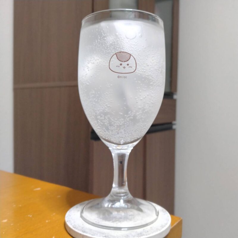 グラスに注いだコカ・コーラ季節の檸檬堂春こい白桃とレモン