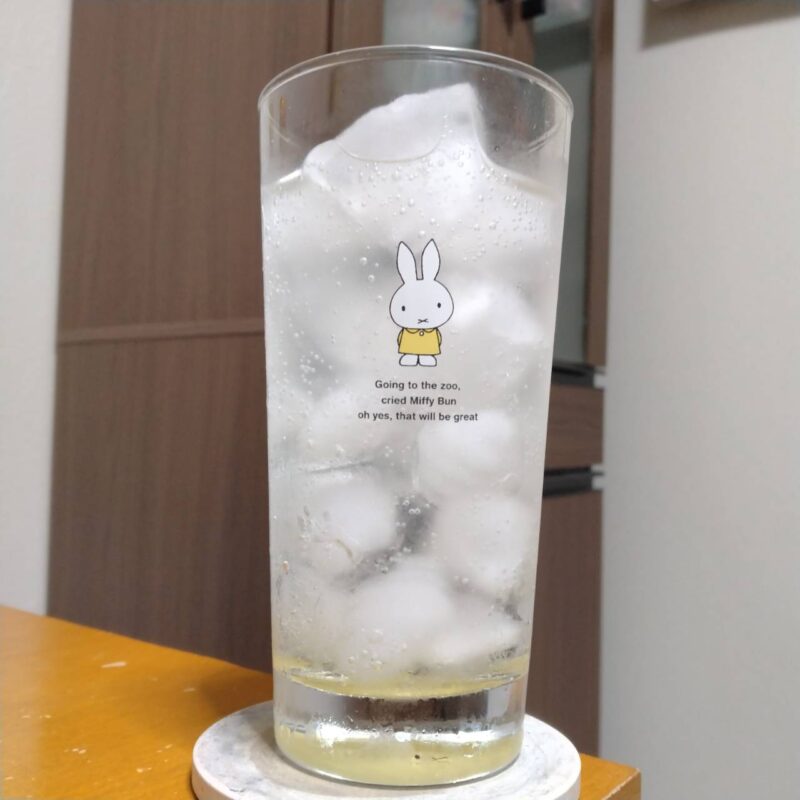 グラスに注いだ日酒販セブンイレブン限定福光屋加賀鳶サケハイボール