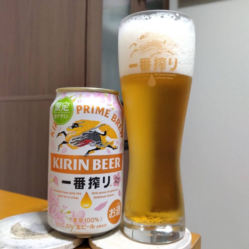 キリン一番搾り限定春示温インキデザイン缶とグラスに注いだキリン一番搾り限定春示温インキデザイン缶